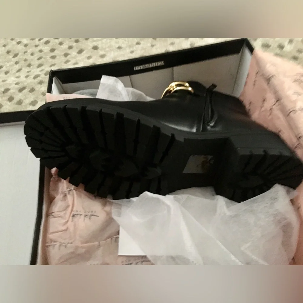 NEW NICOLE MILLER 9M ELLE Gold
Chain Chelsea Booties Boots Lug Sole Zip closure - Picture 9 of 12